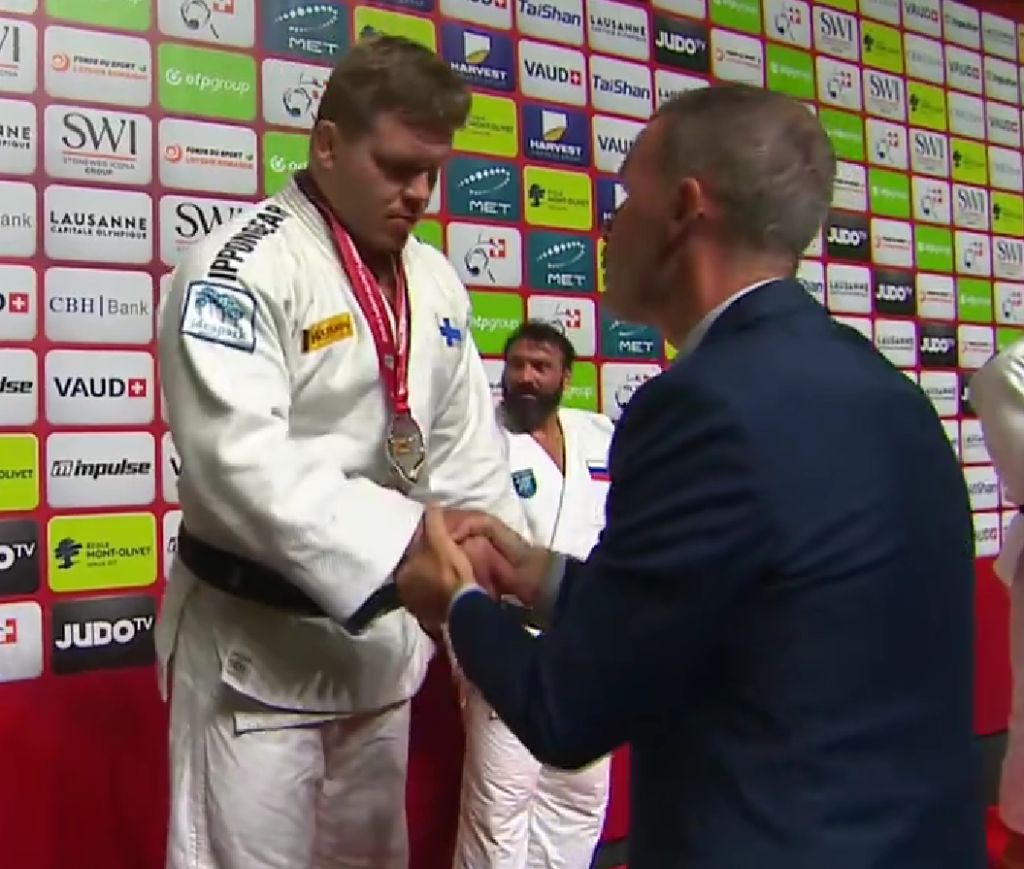 Marde Martti Puumalainen judon Grand Slam -mitali kaulaan